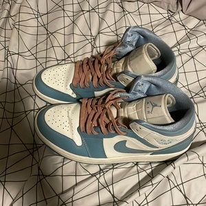 Jordan 1 Women’s unc